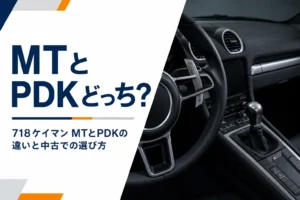 スポーツカーの車内にあるマニュアルのシフトレバーとステアリング