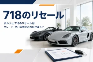 展示スペースに並んだ2人乗りのクーペとオープンカーと書類